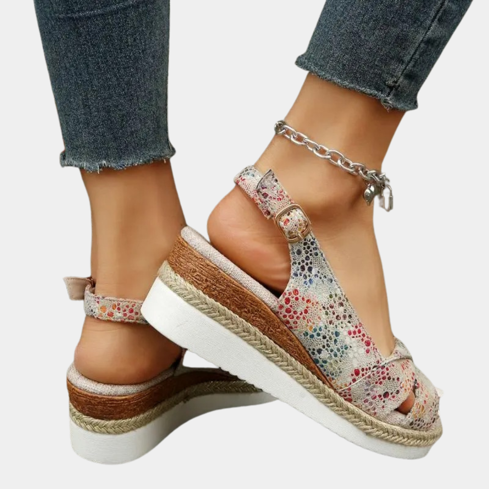 Dames sandalen met sleehak, multicolor bloemenprint, verstelbare bandjes, comfortabel voetbed, perfect voor zomerse outfits en casual stijl.