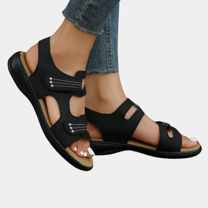 Zwarte sandalen met open teen en verstelbare bandjes, gedragen met spijkerbroek. Comfortabele zomerschoenen voor dames. Perfect voor casual outfits.