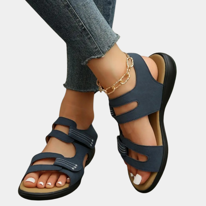 Blauwe dames sandalen met klittenband, comfortabele pasvorm, gedragen met jeans. Perfect voor casual zomeroutfits. Trendy en stijlvol schoeisel.