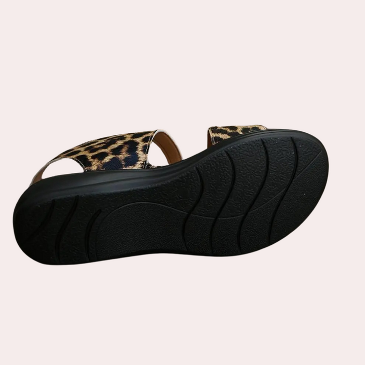 Leopardprint sandaal met zwarte rubberen zool, comfortabele pasvorm, trendy design, ideaal voor zomerse outfits en casual gelegenheden.