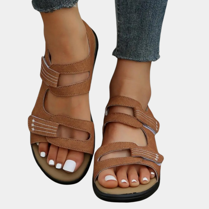 Lichtbruine dames sandalen met klittenbandsluiting, comfortabele pasvorm, casual stijl, perfect voor zomerse outfits en dagelijks gebruik.