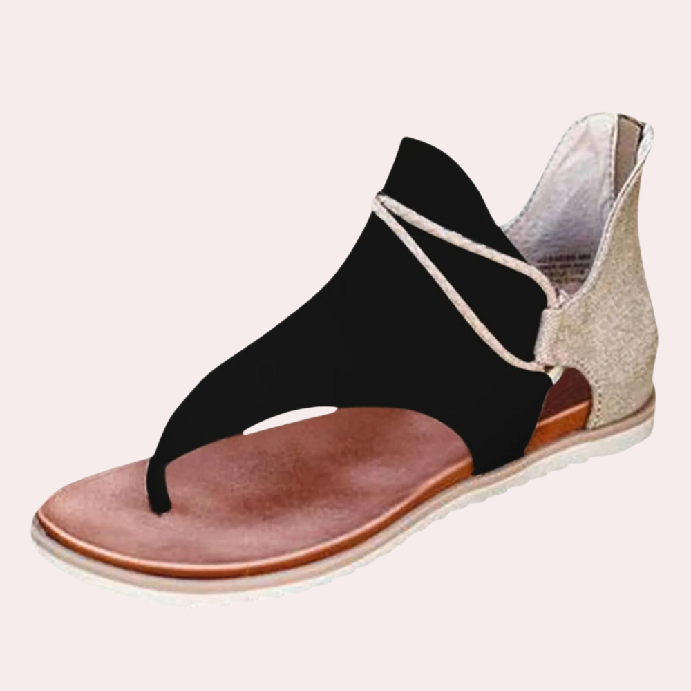 Zwarte dames sandaal met open teen en enkelband, comfortabele platte zool, modieus design, ideaal voor zomer en casual outfits.