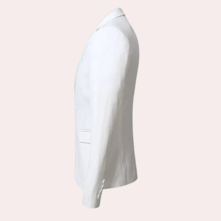 Witte herenblazer zijaanzicht, elegant design, geschikt voor formele gelegenheden. Hoogwaardige stof, moderne pasvorm, stijlvolle knopen.