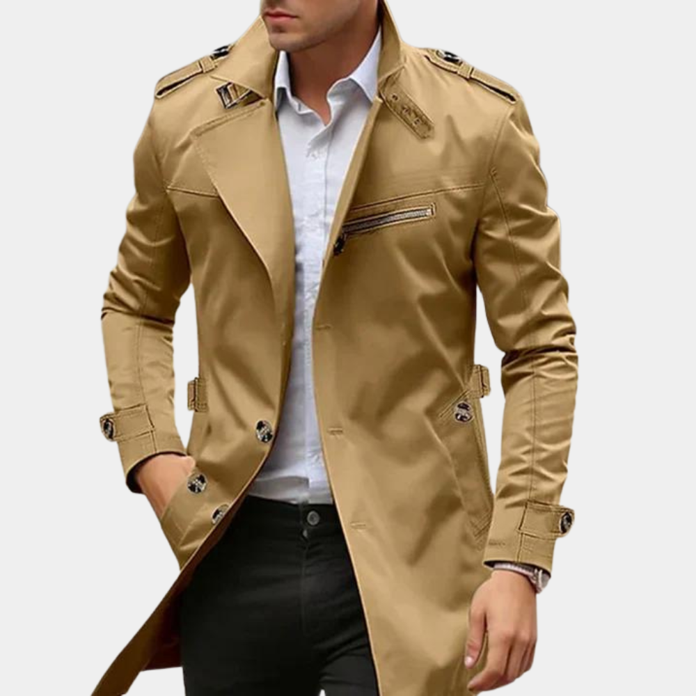 Stijlvolle khaki trenchcoat voor heren, met epauletten en riemdetails, ideaal voor modieuze herfst- en winteroutfits. Perfecte jas voor elke gelegenheid.