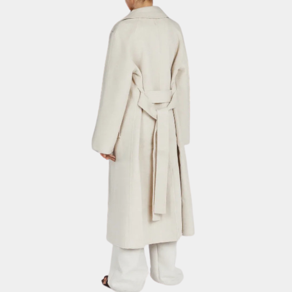 Crèmekleurige damesjas met ceintuur, lange mouwen en elegante snit. Perfect voor herfst- en wintermode. Stijlvolle en warme mantel.