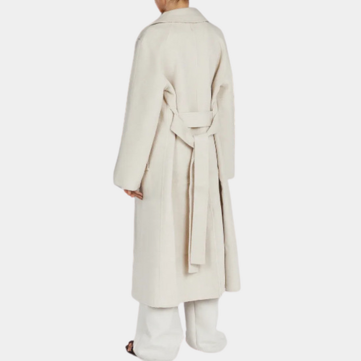 Crèmekleurige damesjas met ceintuur, lange mouwen en elegante snit. Perfect voor herfst- en wintermode. Stijlvolle en warme mantel.