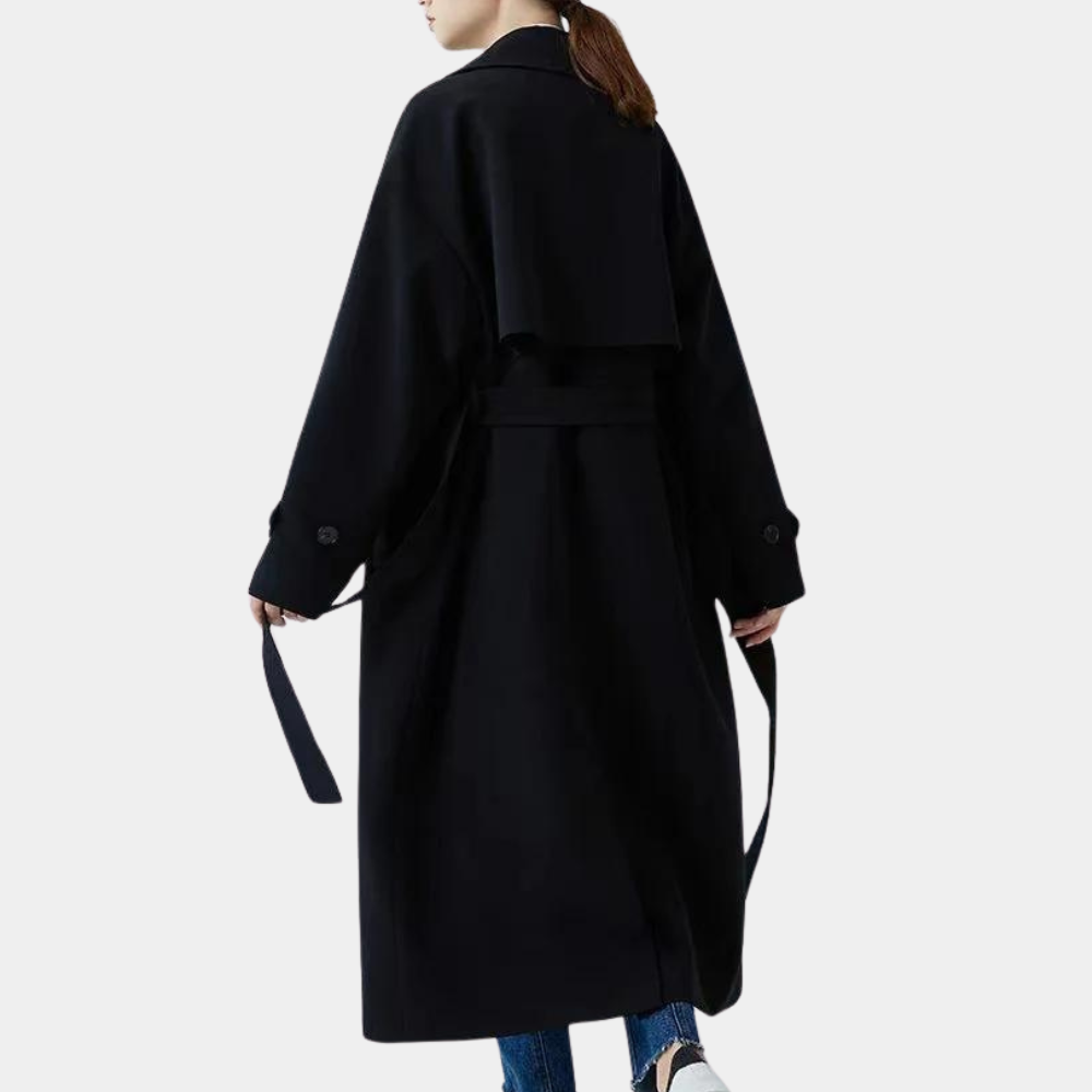 Zwarte trenchcoat voor dames, lange mouwen, riem, klassieke stijl, modieuze jas, geschikt voor herfst en winter, elegante uitstraling.
