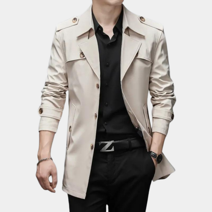 Beige heren trenchcoat, stijlvolle jas met knopen, lange mouwen, geschikt voor zakelijke en casual outfits, modieuze herenkleding.