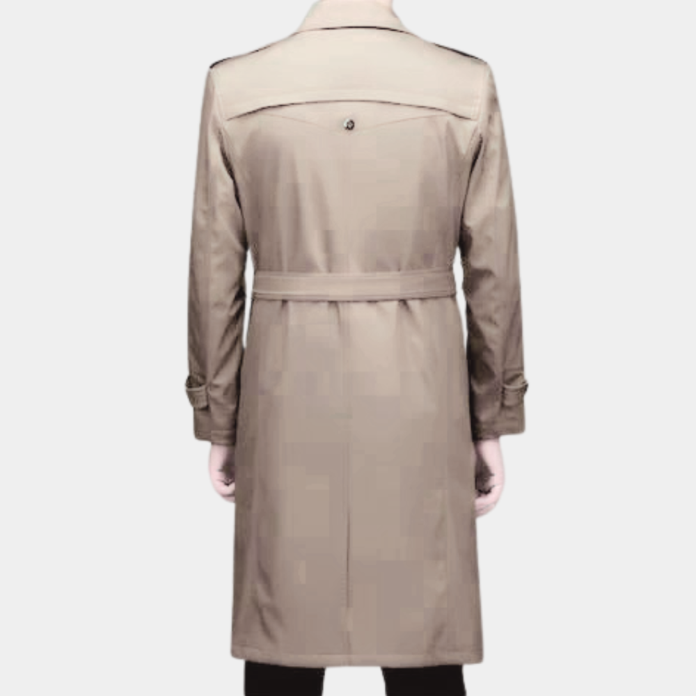 Beige trenchcoat voor heren, rugaanzicht, met ceintuur en knoopdetails. Stijlvolle, klassieke jas voor herfst- en wintermode.