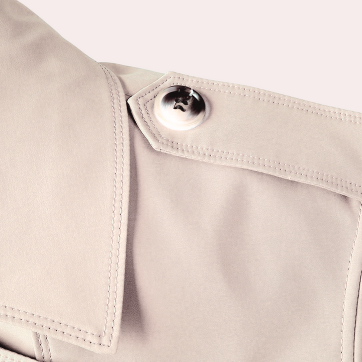 Beige trenchcoat met knoopdetail, stijlvolle jas voor herenmode, hoogwaardige stof, modieuze bovenkleding, tijdloze uitstraling.