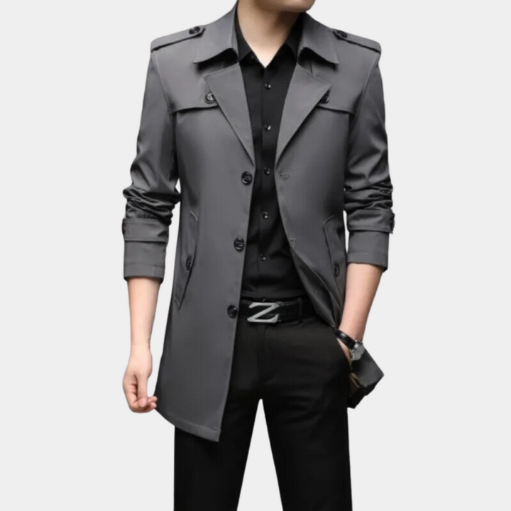 Donkergrijze herenjas, stijlvolle trenchcoat met knopen, geschikt voor zakelijke en casual gelegenheden. Modieuze herenkleding, herfst/winter.