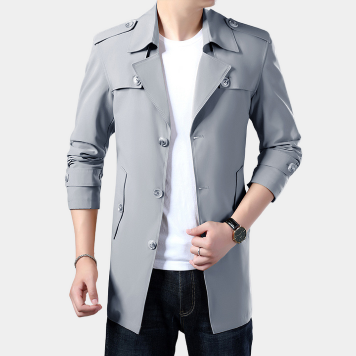 Lichtgrijze heren trenchcoat, stijlvolle jas met knopen, lange mouwen, geschikt voor casual en formele gelegenheden, modieuze herenkleding.