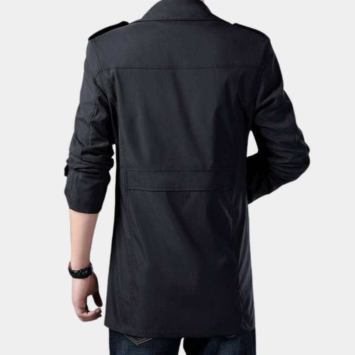 Zwarte herenjas met lange mouwen, rugaanzicht. Stijlvolle trenchcoat, geschikt voor casual en formele gelegenheden. Modieuze herenkleding.