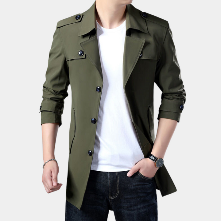 Groene herenjas met knopen, lange mouwen en reverskraag, gedragen over een wit T-shirt. Stijlvolle casual outfit voor mannen.