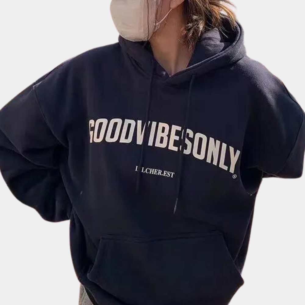 Donkerblauwe hoodie met capuchon, "GOOD VIBES ONLY" tekst, casual streetwear, comfortabele mode, unisex design, trendy kledingstijl.