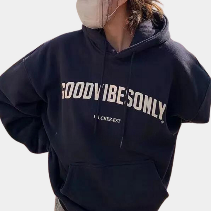 Donkerblauwe hoodie met capuchon, "GOOD VIBES ONLY" tekst, casual streetwear, comfortabele mode, unisex design, trendy kledingstijl.