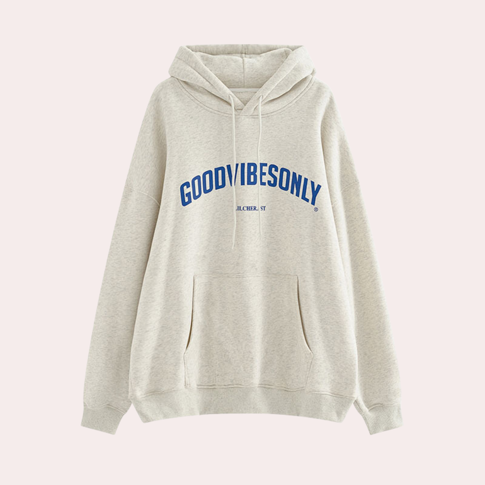 Beige hoodie met capuchon en buidelzak, bedrukt met "GOOD VIBES ONLY" in blauwe letters. Comfortabele, casual kleding voor dagelijks gebruik.