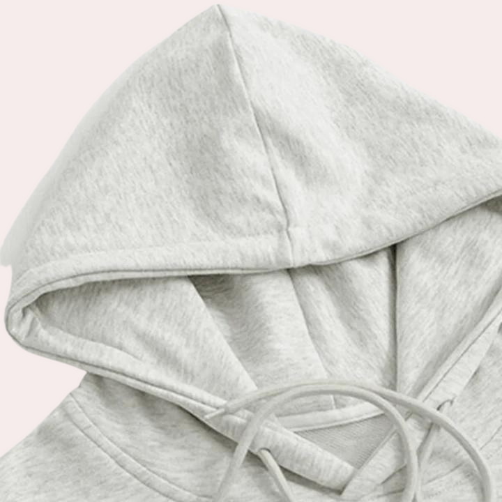 Grijze hoodie met capuchon, gemaakt van zachte stof. Ideaal voor casual mode en comfort. Perfect voor herenkleding en streetwear trends.