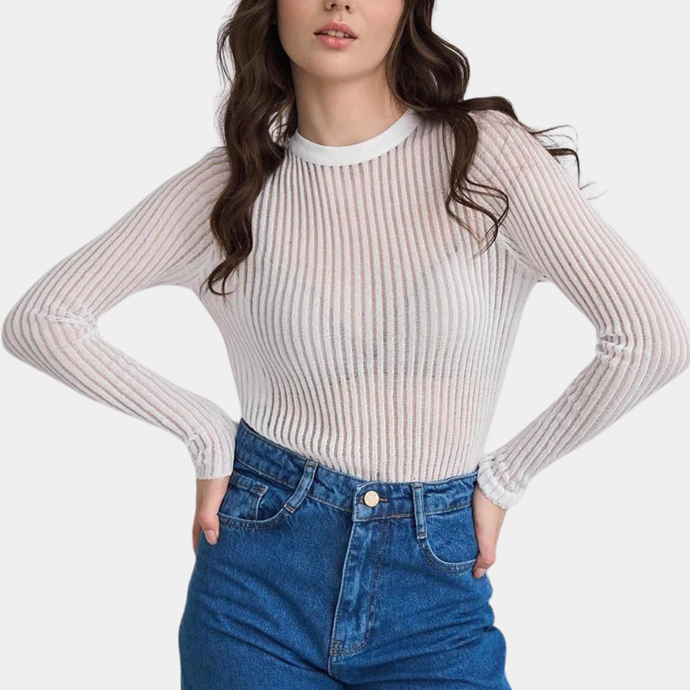 Vrouw in witte, gestreepte trui met lange mouwen en blauwe jeans. Modieuze dameskleding, casual outfit, trendy stijl.