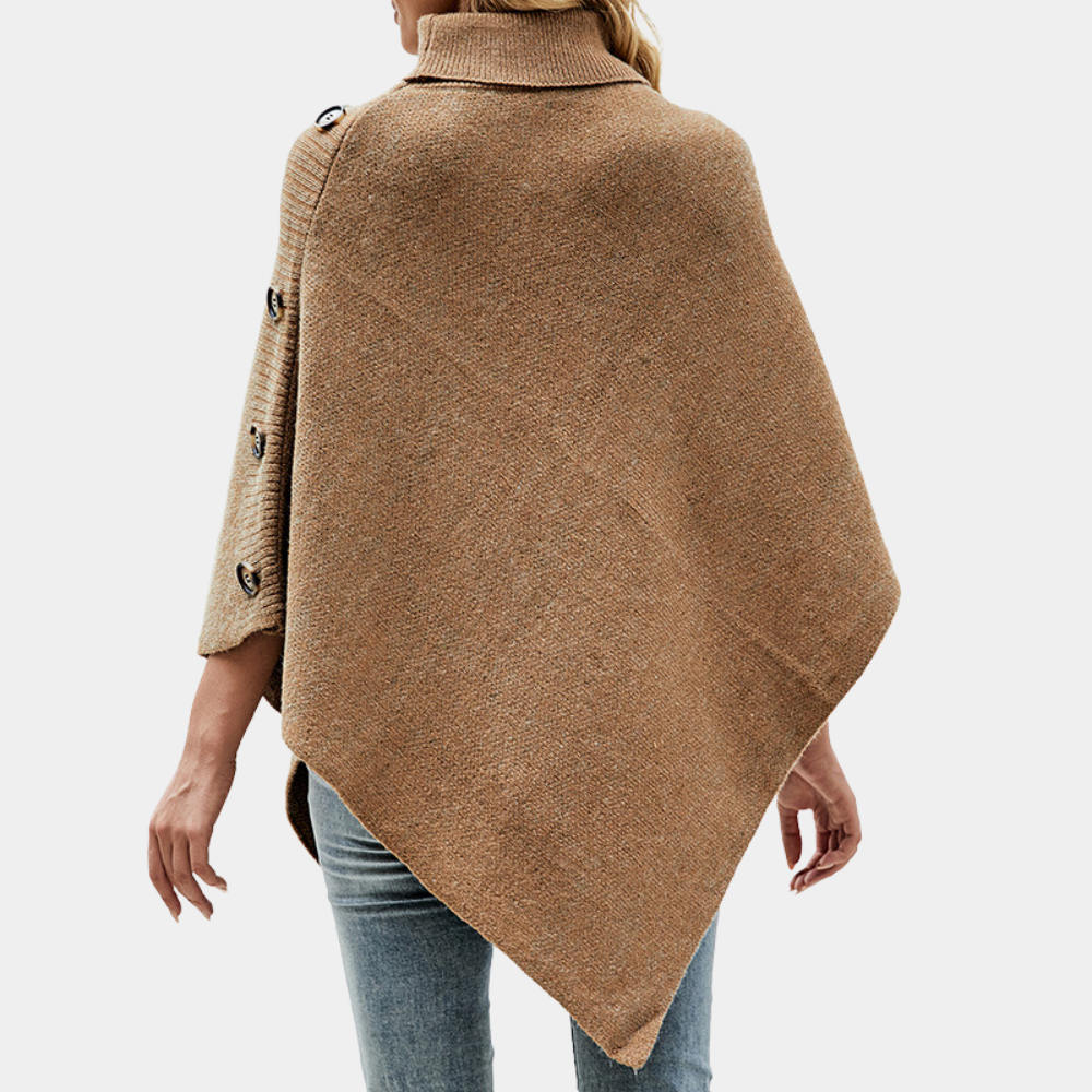 Khaki poncho met knopen, gebreid design, gedragen door vrouw. Modieuze dameskleding, herfst/winter stijl, comfortabele en stijlvolle outfit.