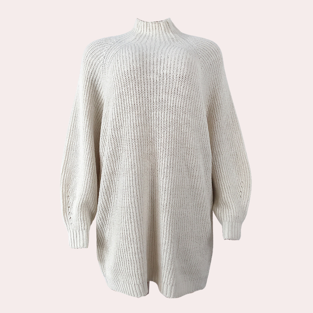 Oversized gebreide trui in crèmekleur met hoge hals en lange mouwen, perfect voor herfstmode. Comfortabele dameskleding, trendy en stijlvol.