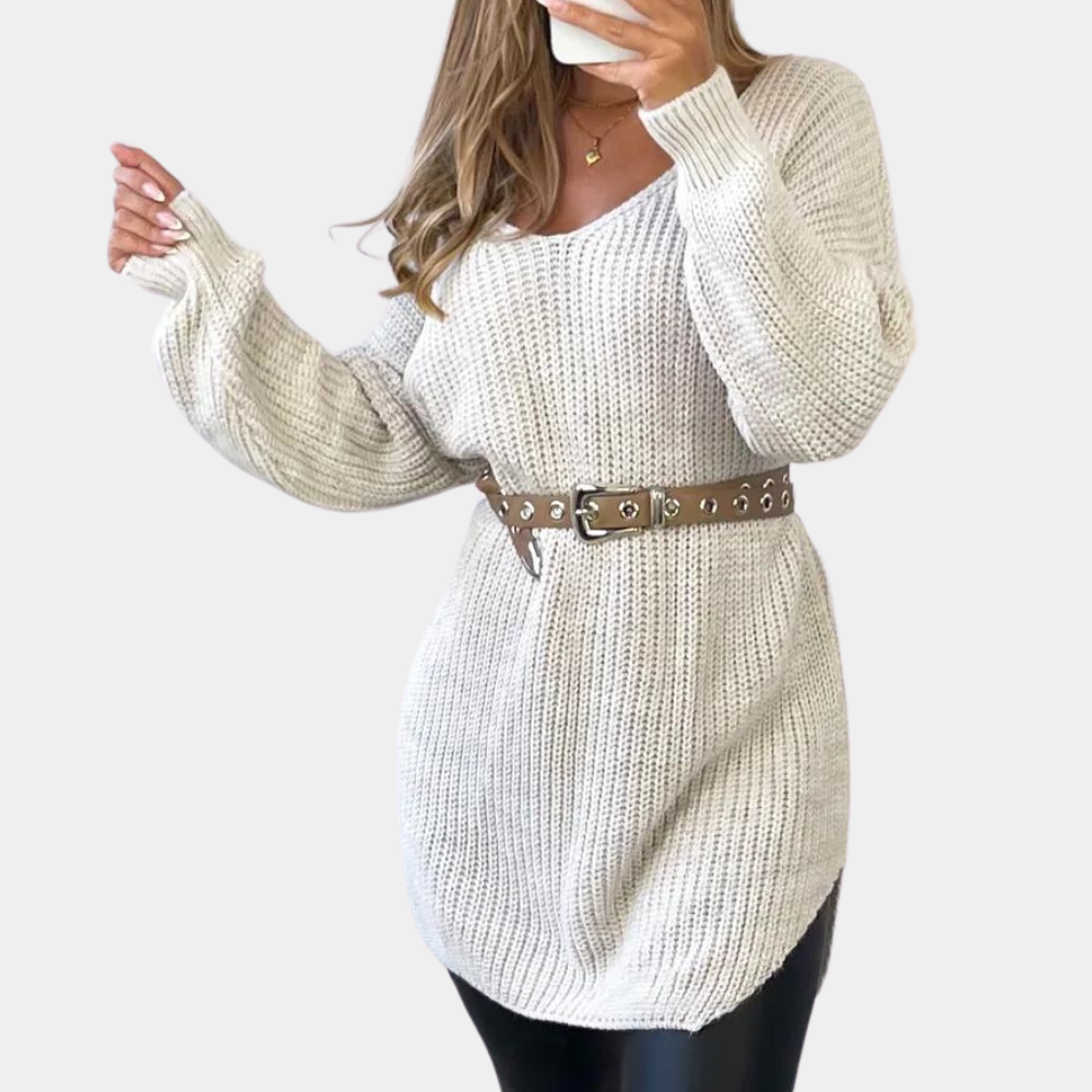 Vrouw in beige gebreide trui met riem, modieuze herfstkleding, casual damesmode, comfortabele oversized pasvorm, trendy outfit.