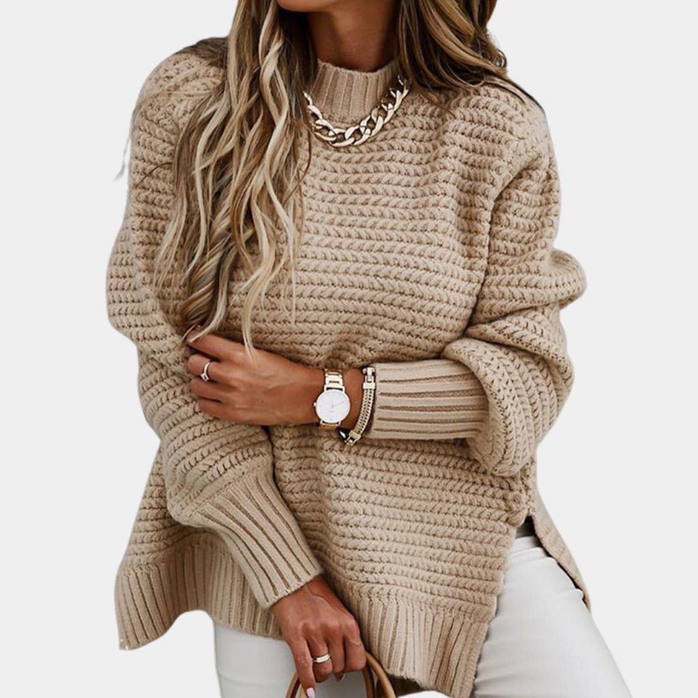 Beige gebreide trui met lange mouwen, gedragen door vrouw met gouden ketting en horloge. Modieuze dameskleding, herfst/winter stijl.