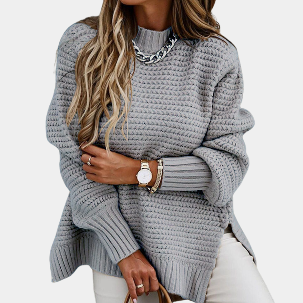 Grijze gebreide trui dames, oversized pasvorm, lange mouwen, casual stijl, perfect voor herfst en winter, modieuze ketting als accessoire.