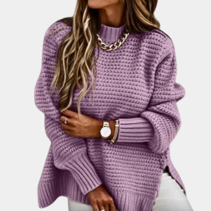 Vrouw in lila gebreide trui met kettingkraag, lange mouwen en horloge. Modieuze dameskleding, herfst-winter stijl, casual outfit.