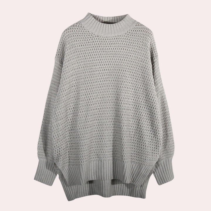 Grijze gebreide oversized trui met geribbelde kraag en manchetten, perfect voor herfst- en wintermode. Comfortabele en stijlvolle dameskleding.