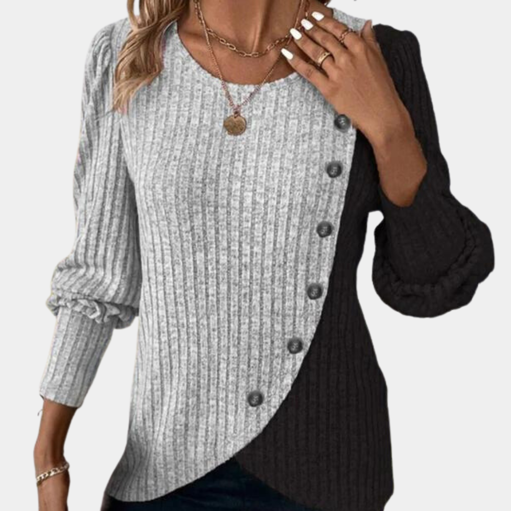 Grijze asymmetrische damestrui met knopen, lange mouwen en ronde hals. Modieuze gebreide top, ideaal voor herfst- en winteroutfits.
