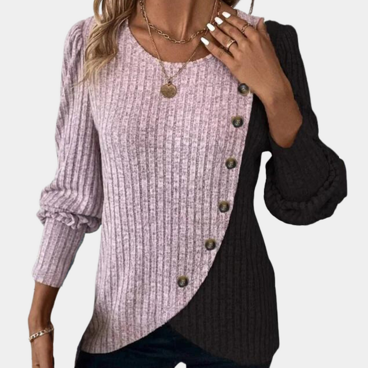 Roze en zwarte asymmetrische damestrui met knopen, geribbelde stof, lange mouwen. Modieuze herfstkleding, casual stijl, comfortabele pasvorm.