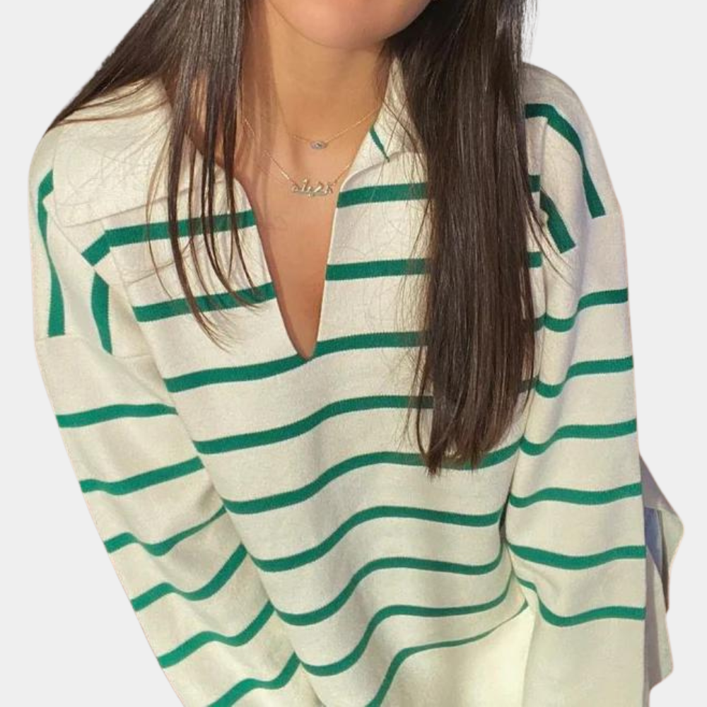 Vrouw in beige trui met groene strepen, V-hals en lange mouwen. Modieuze dameskleding, casual stijl, trendy outfit voor dagelijks gebruik.