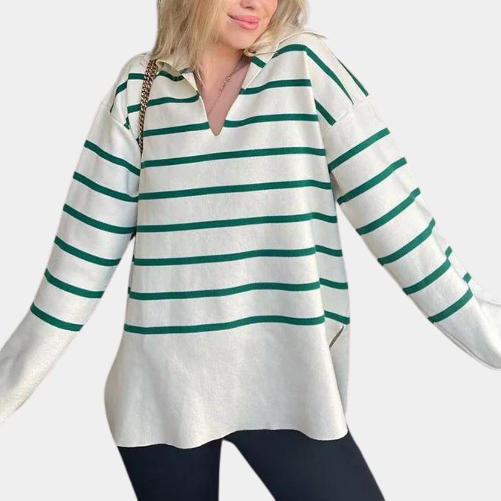 Vrouw draagt beige trui met groene strepen, V-hals en lange mouwen. Modieuze dameskleding, casual stijl, comfortabele pasvorm.