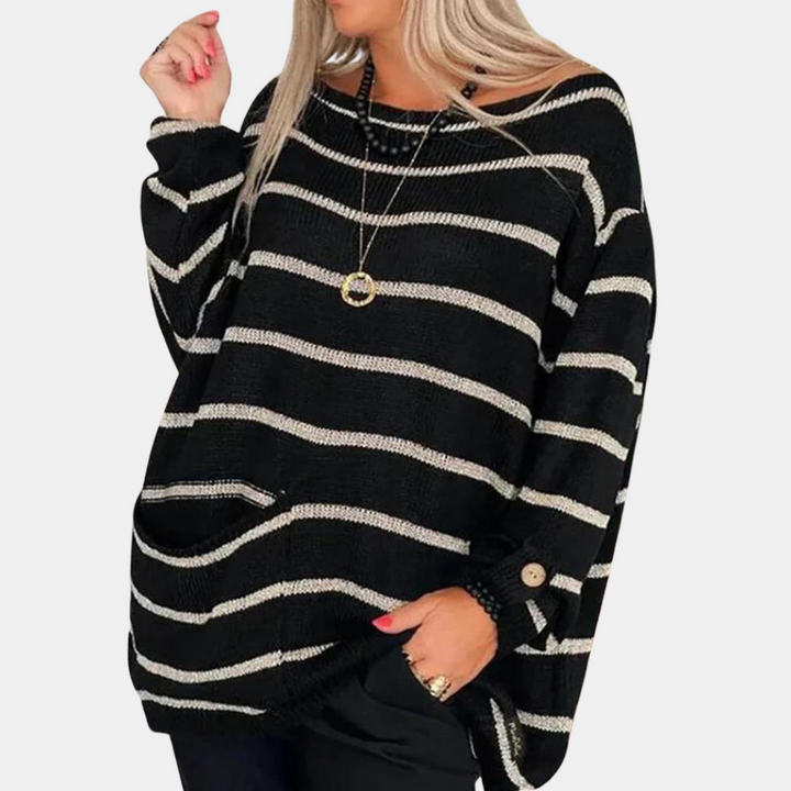 Zwarte gestreepte trui dames, oversized pasvorm, lange mouwen, ronde hals, casual stijl, met zak en knoopdetail, modieuze herfstkleding.