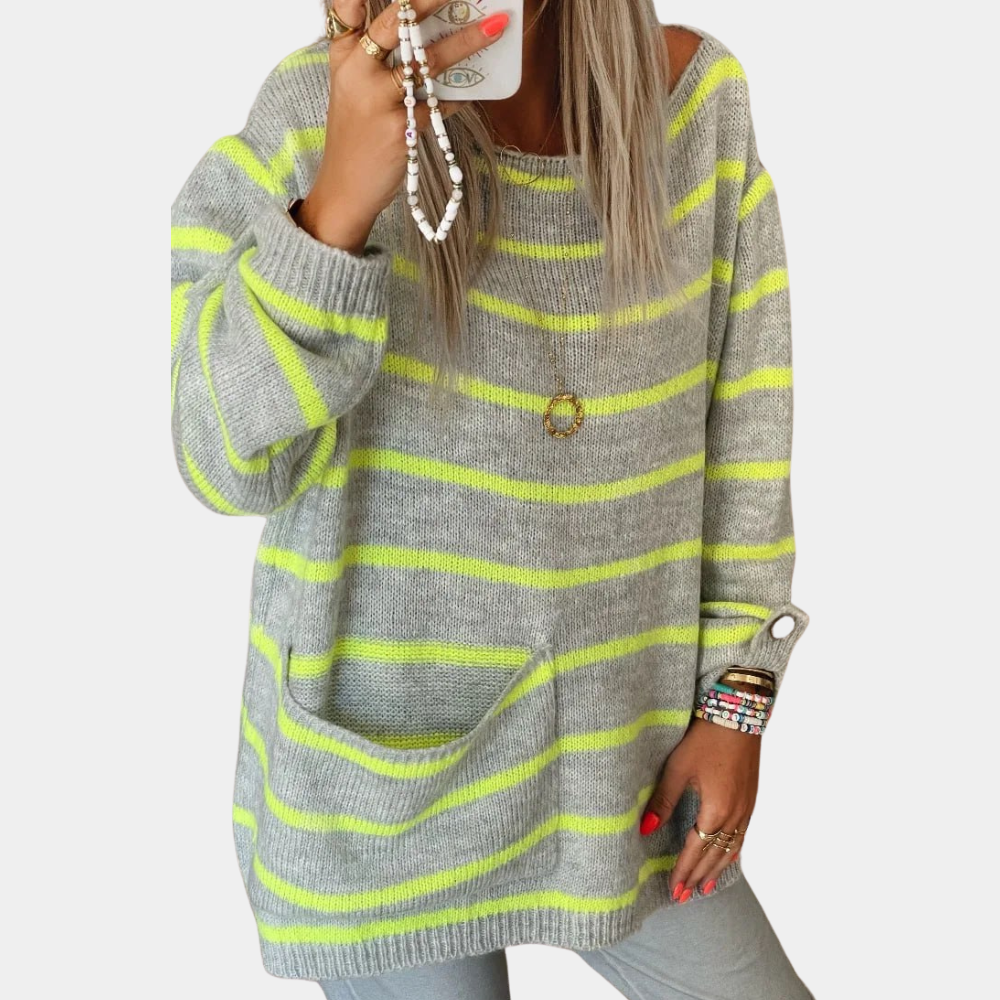Grijze en groene gestreepte oversized trui met zak, gedragen door vrouw. Trendy damesmode, comfortabele casual outfit, herfstkleding.