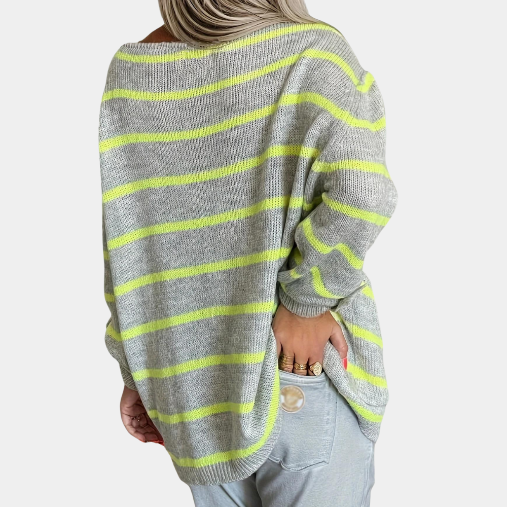 Grijze trui met gele strepen, gedragen door vrouw. Modieuze oversized pasvorm, casual stijl. Perfect voor herfst- en wintermode.