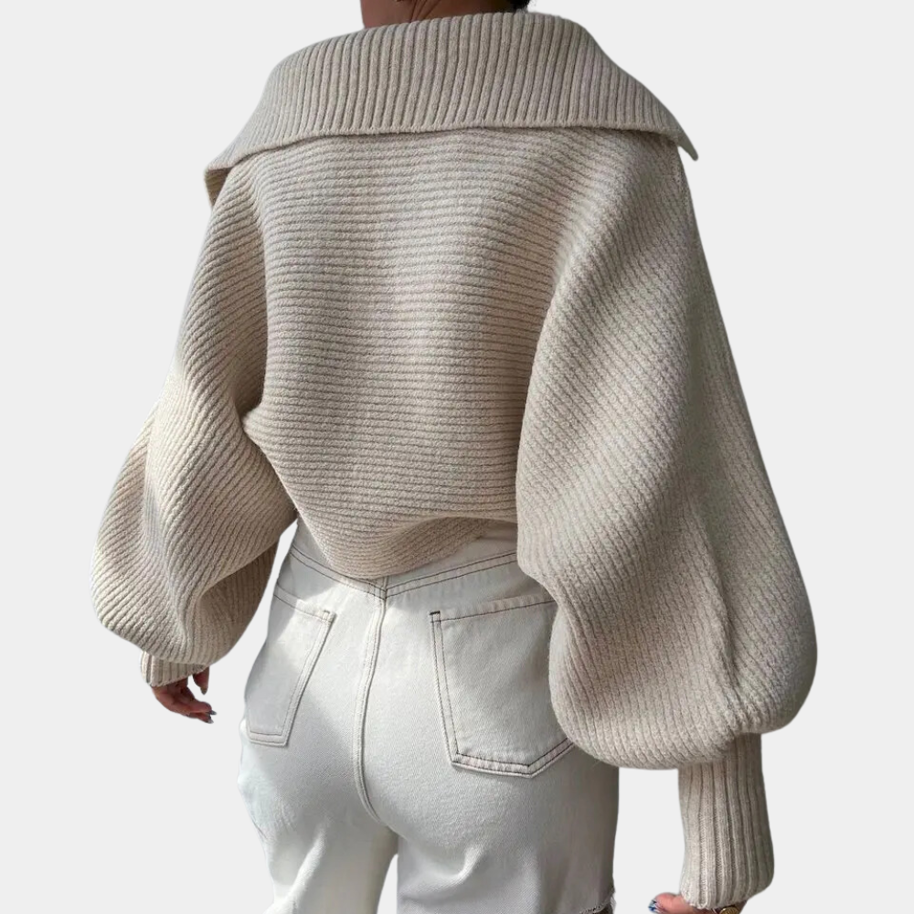 Damestrui met brede kraag en ballonmouwen in abrikooskleur, gebreid van zachte stof. Modieuze oversized pasvorm, perfect voor herfst- en wintermode.