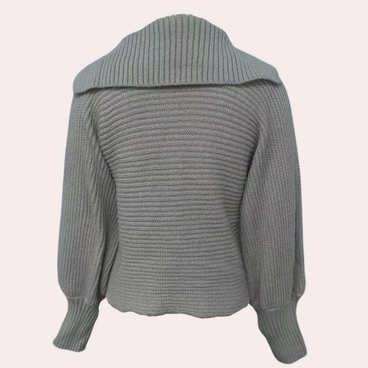 Grijze gebreide trui met brede kraag en lange mouwen, damesmode, herfst-winter kleding, stijlvolle en comfortabele outfit, achteraanzicht.