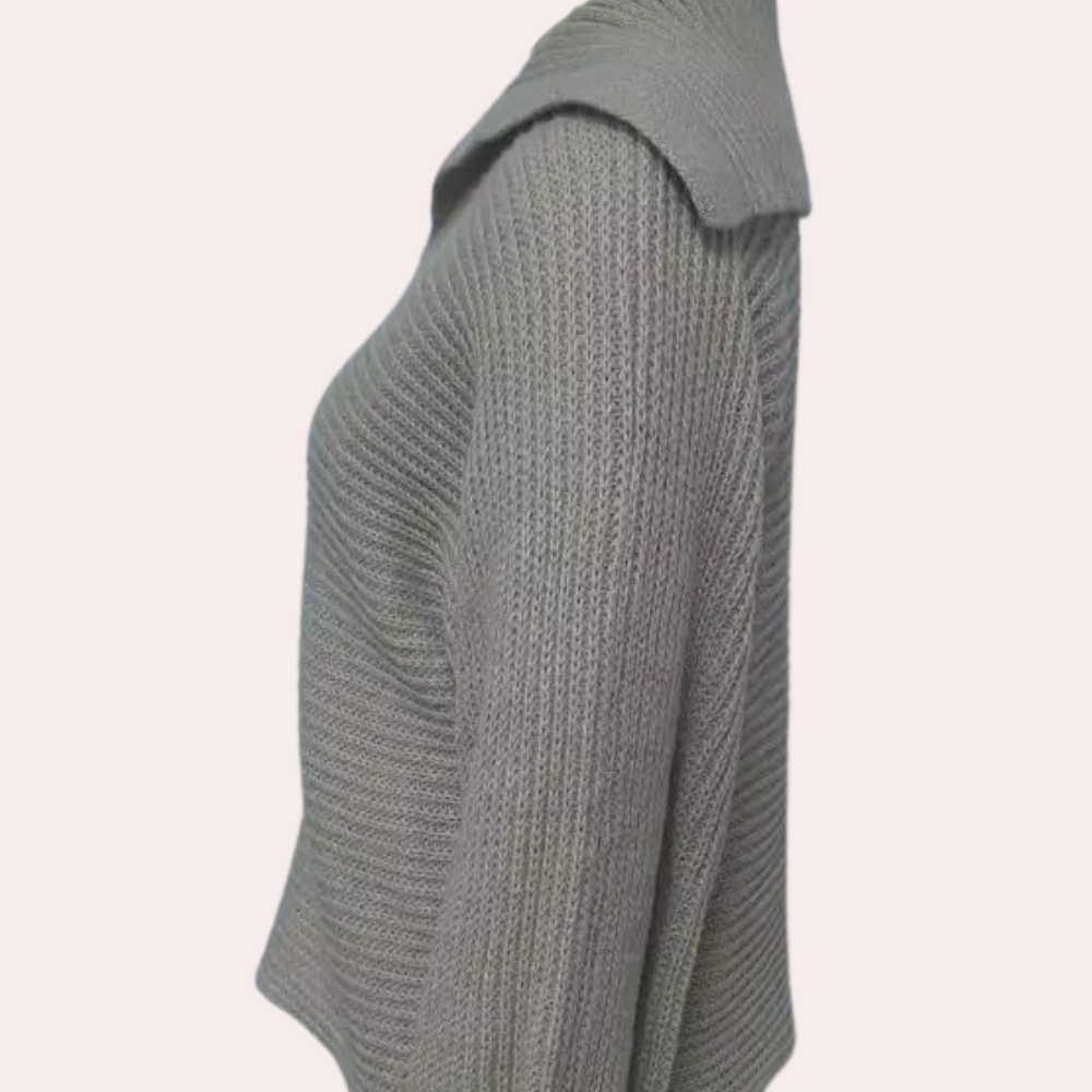 Grijze gebreide trui met kraag, zijaanzicht. Modieuze dameskleding, herfst-winter collectie, comfortabele en stijlvolle outfit.
