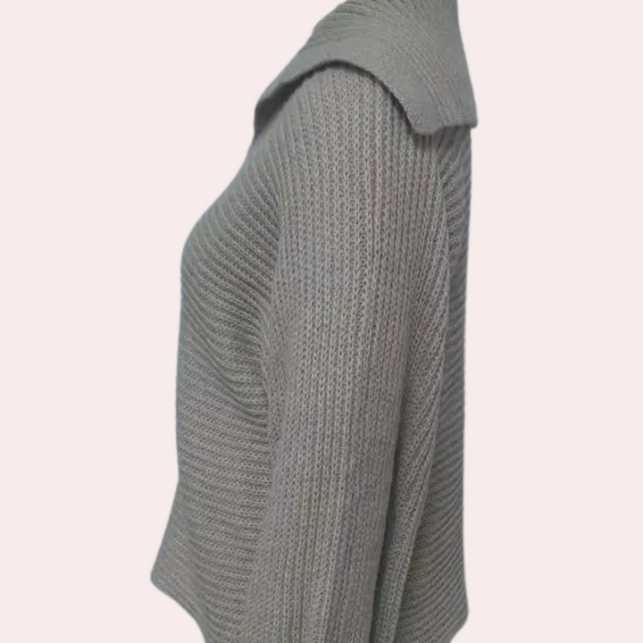 Grijze gebreide trui met kraag, zijaanzicht. Modieuze dameskleding, herfst-winter collectie, comfortabele en stijlvolle outfit.