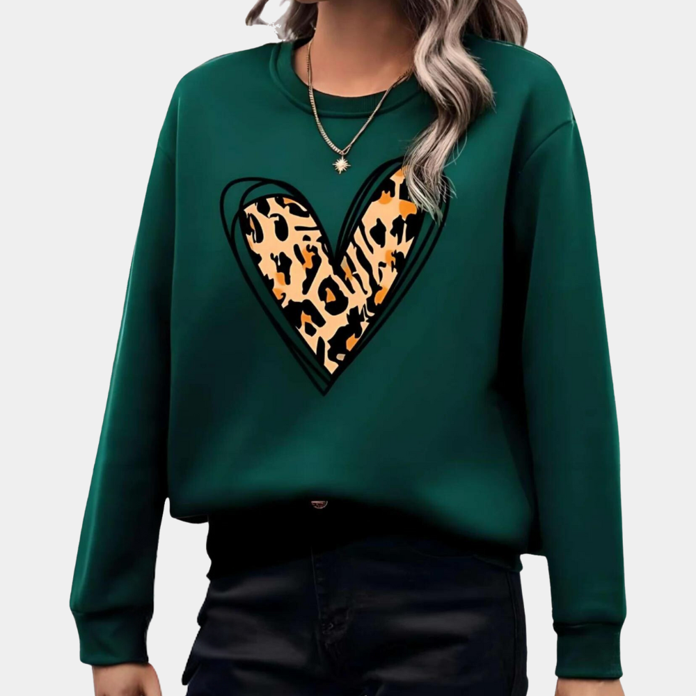 Donkergroene trui met luipaardprint hart, damesmode, casual stijl, lange mouwen, trendy kleding, comfortabele pasvorm, herfst-winter outfit.