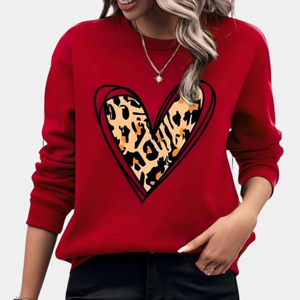 Rode trui met hartprint en luipaardmotief, damesmode, casual kleding, trendy design, lange mouwen, comfortabele pasvorm, herfst- en winterstijl.