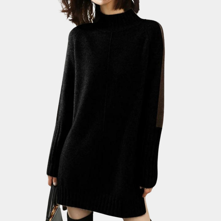 Zwarte oversized trui jurk met col, lange mouwen en contrasterende zijstreep. Stijlvolle damesmode, perfect voor herfst- en winterseizoen.