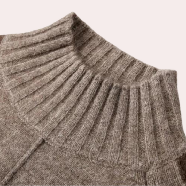 Lichtbruine coltrui van kasjmier met geribbelde kraag, stijlvolle en warme damesmode, perfect voor herfst- en winterseizoenen.
