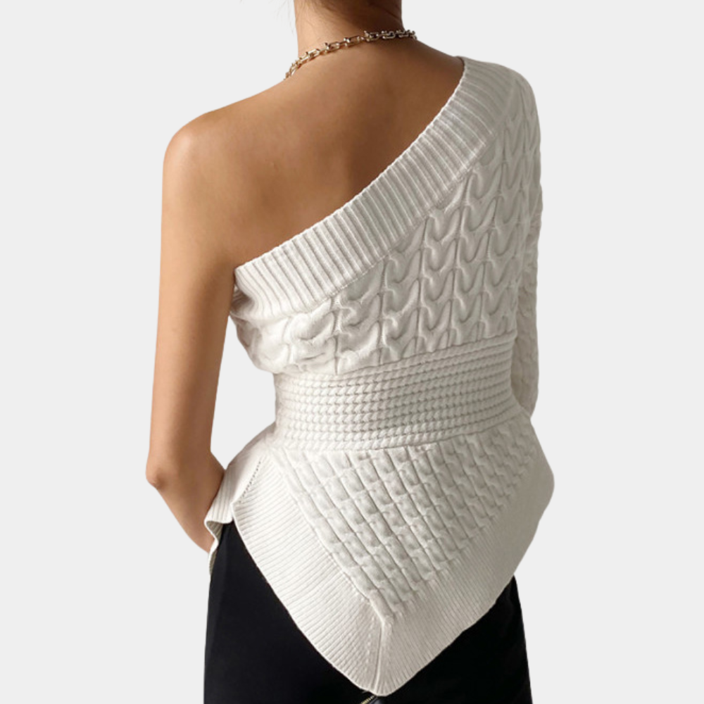 Witte asymmetrische trui met één schouder, gebreid patroon, damesmode, stijlvolle winterkleding, trendy design, modieuze outfit.