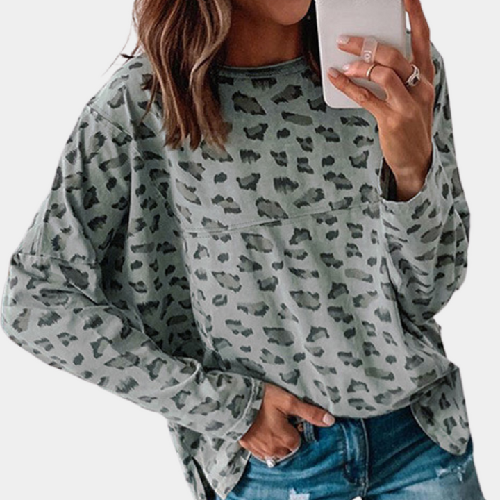 Grijze damestrui met luipaardprint, lange mouwen en ronde hals. Modieuze casual outfit, ideaal voor herfst- en winterseizoenen.