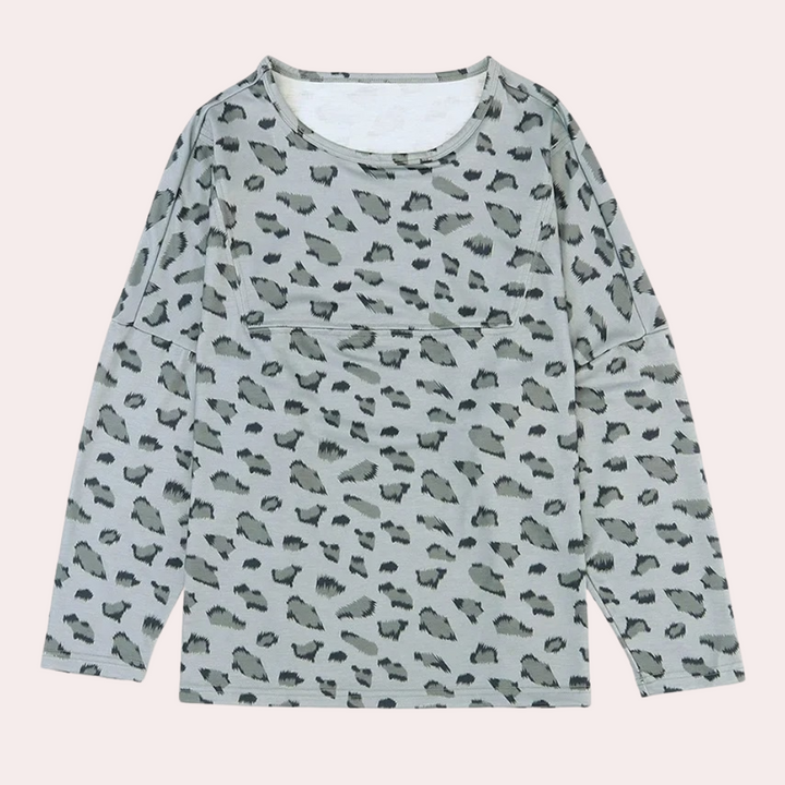 Grijze damestrui met luipaardprint, lange mouwen en ronde hals. Modieuze en comfortabele top voor casual en trendy outfits.