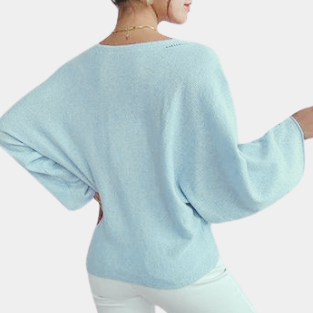 Lichtblauwe oversized trui voor dames, gemaakt van zachte stof. Perfect voor casual outfits. Comfortabele pasvorm, modieuze keuze voor elk seizoen.