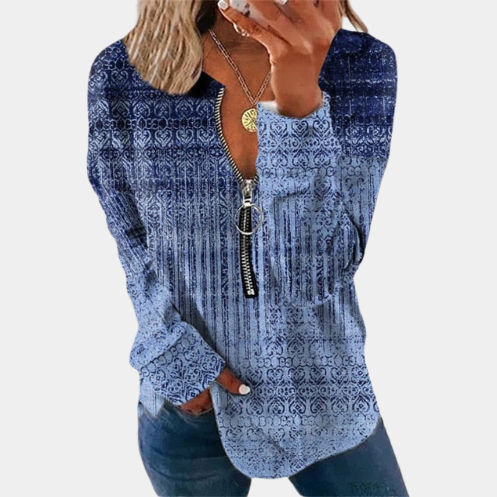 Vrouw draagt blauwe blouse met rits en patroon, casual damesmode, lange mouwen, trendy kleding, stijlvolle outfit voor dagelijks gebruik.